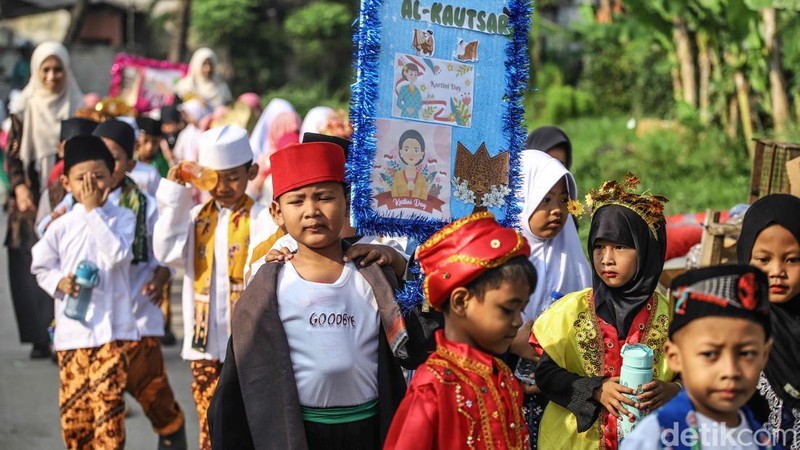 Suasana semarak peringatan Hari Kartini terasa di TK Al Kautsar, Babelan, Kabupaten Bekasi, Jawa Barat, Selasa (21/4/2026). Sejumlah anak tampil percaya diri mengenakan beragam baju adat dari berbagai daerah saat mengikuti kegiatan pawai dan pembelajaran tematik di lingkungan sekolah.