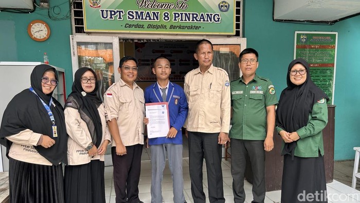 Siswa SMAN 8 Pinrang, Rehan (tengah) menunjukkan penghargaan dari NASA.