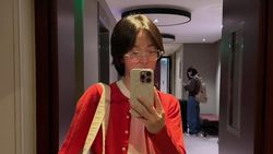Song Hye Kyo Mirror Selfie Pakai Rambut Palsu Kayak Boneka