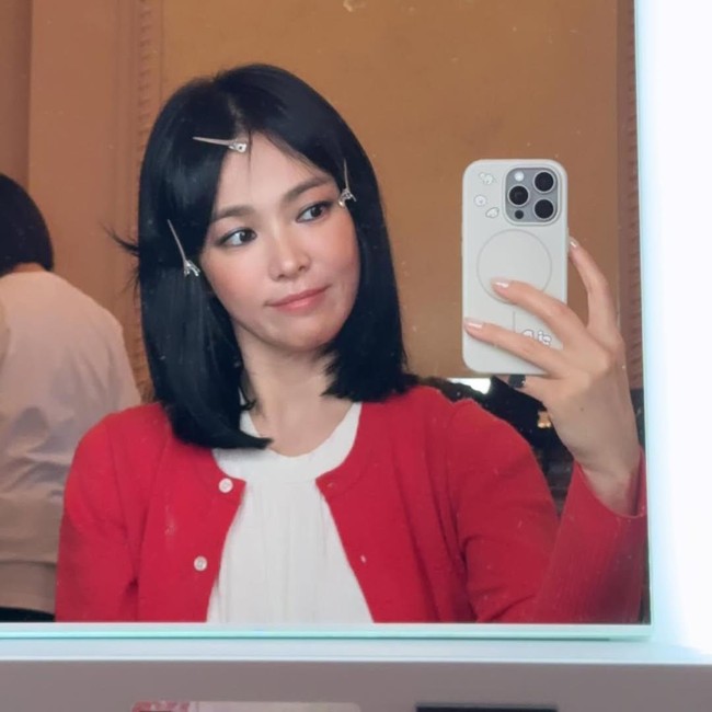 Song Hye Kyo Mirror Selfie Pakai Rambut Palsu Kayak Boneka