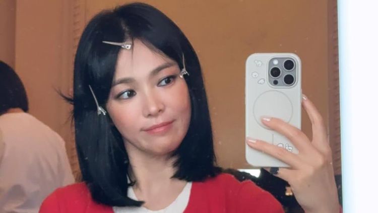 Song Hye Kyo Mirror Selfie Pakai Rambut Palsu Kayak Boneka