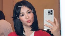 Song Hye Kyo Mirror Selfie Pakai Rambut Palsu Kayak Boneka