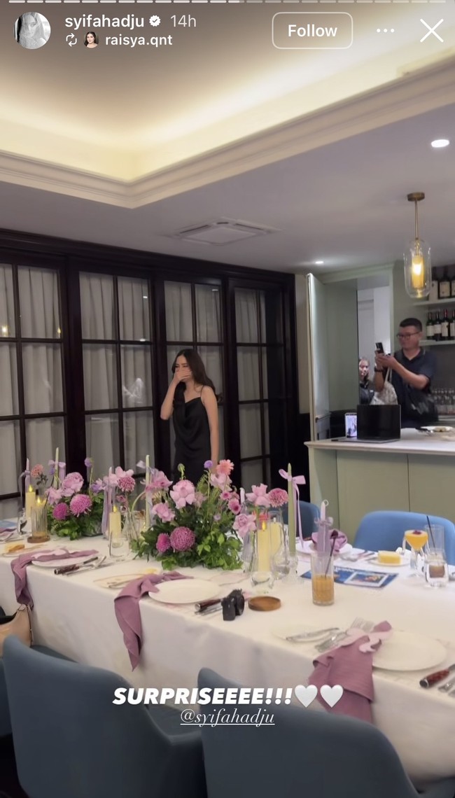 Melalui unggahan di Instagram Story, Syifa membagikan momen keseruan kejutan bridal shower yang diterimanya dari para sahabat. Syifa yang datang mengenakan dress hitam tanpa lengan itu tampak terkejut mengetahui para sahabat sudah menyiapkan acara spesial untuk dirinya. Foto: Instagram/@syifahadju