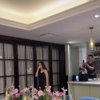 Melalui unggahan di Instagram Story, Syifa membagikan momen keseruan kejutan bridal shower yang diterimanya dari para sahabat. Syifa yang datang mengenakan dress hitam tanpa lengan itu tampak terkejut mengetahui para sahabat sudah menyiapkan acara spesial untuk dirinya. Foto: Instagram/@syifahadju