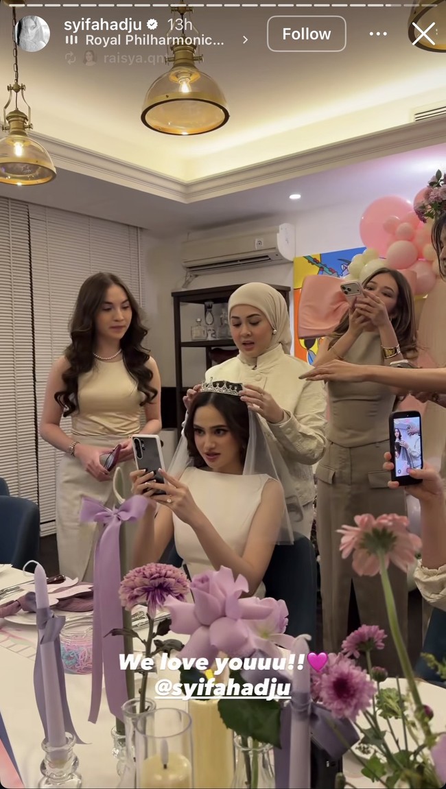 Syifa kemudian berganti pakaian dengan mengenakan dress putih polos. Seperti layaknya calon manten di acara bridal shower, para sahabat juga sudah menyiapkan veil beserta mahkota untuk dikenakan Syifa. Foto: Instagram/@syifahadju