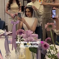 Syifa kemudian berganti pakaian dengan mengenakan dress putih polos. Seperti layaknya calon manten di acara bridal shower, para sahabat juga sudah menyiapkan veil beserta mahkota untuk dikenakan Syifa. Foto: Instagram/@syifahadju