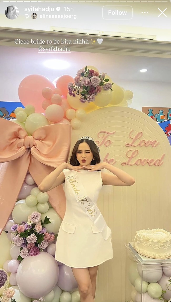 Tampil cantik bak seorang putri, Syifa juga tampak mengenakan selempang bertuliskan Bride To Be.  Foto: Instagram/@syifahadju