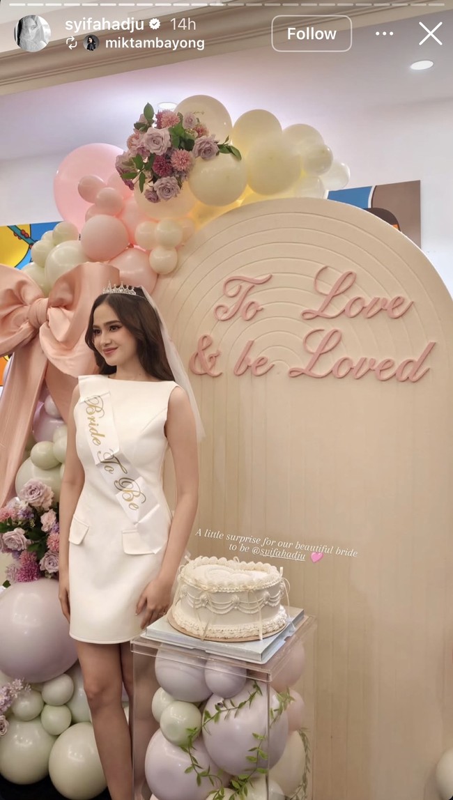 Terlihat dari foto unggahan, dekorasi acara dibuat simpel dengan warna-warna pastel dan tulisan To Love & be Loved. Kue bridal shower juga dibuat simpel dengan warna putih yang senada dengan busana Syifa. Foto: Instagram/@syifahadju