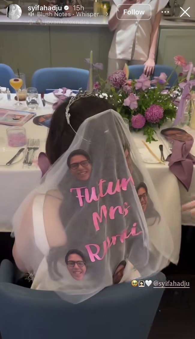Unik, veil yang dikenakan Syifa tampak bertuliskan Future Mrs Rumi dengan beberapa foto-foto wajah El Rumi. Foto: Instagram/@syifahadju