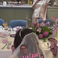 Unik, veil yang dikenakan Syifa tampak bertuliskan Future Mrs Rumi dengan beberapa foto-foto wajah El Rumi. Foto: Instagram/@syifahadju