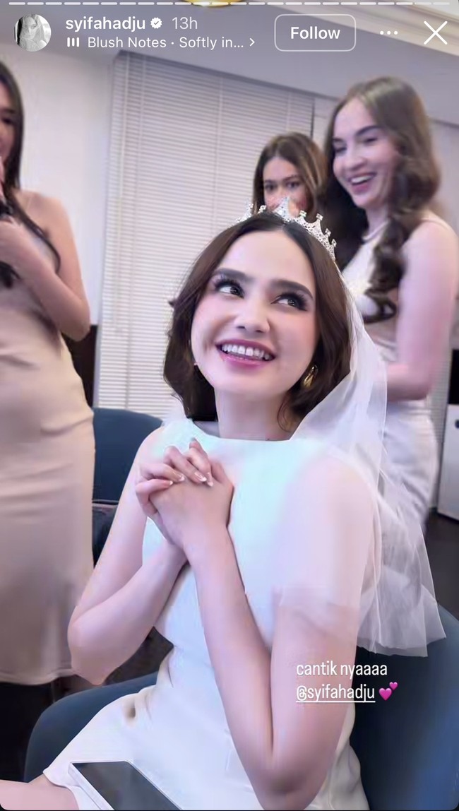 Tampil dengan riasan natural glam yang soft, Syifa Hadju terlihat cantik memukau. Aura pengantin di dirinya tampak begitu terpancar. Foto: Instagram/@syifahadju