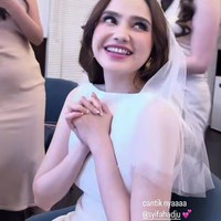 Tampil dengan riasan natural glam yang soft, Syifa Hadju terlihat cantik memukau. Aura pengantin di dirinya tampak begitu terpancar. Foto: Instagram/@syifahadju