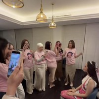 Para sahabat yang hadir juga sempat berganti pakaian mengenakan kaos seragam berwarna pink dengan gambar wajah Syifa saat masih kecil. Foto: Instagram/@syifahadju