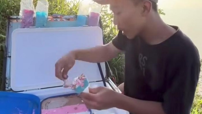 Tangkapan layar video pemuda jual es krim di puncak Gunung Andong, Magelang. Diunggah Selasa (21/4/2026).