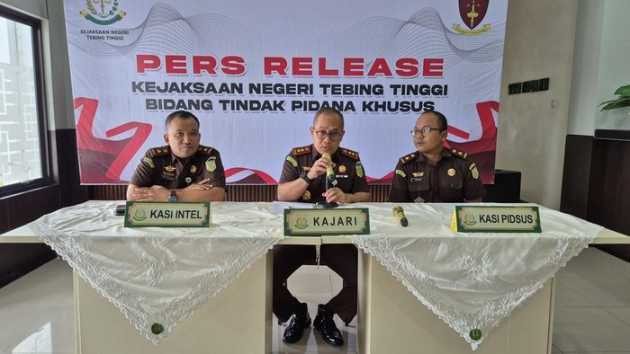 Kejari Tebing Tinggi saat konferensi pers soal kasus korupsi belanja BBM. (Foto: dok. Kejari Tebing Tinggi)