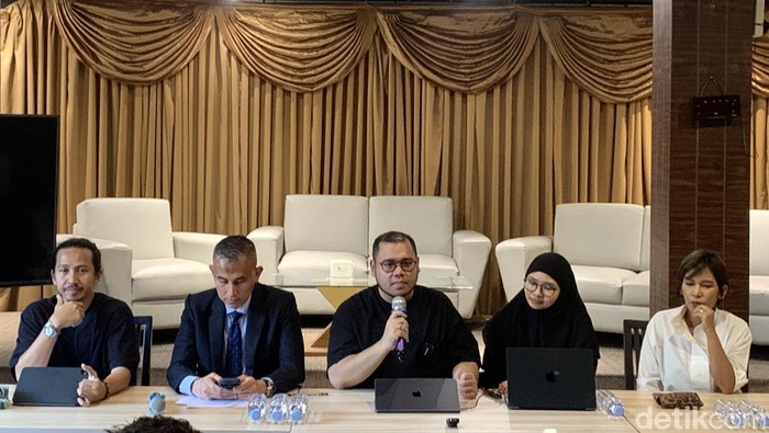 Terdakwa Ibrahim Arief (tengah) menggelar konferensi pers (Mulia Budi/detikcom)