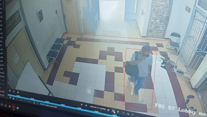 Terduga pelaku pencurian gamelan di gedung B7, Laboratorium Seni Musik FBS Unnes yang tertangkap CCTV