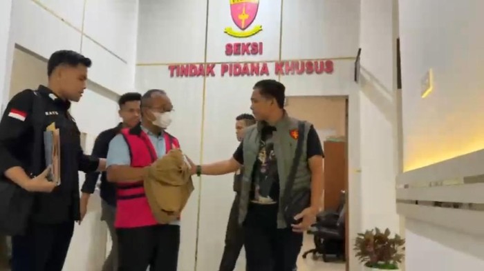 Tersangka AK digiring ke sel tahanan Pakjo Palembang