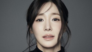 Pelantun Born Again itu menunjukkan pesona naturalnya dalam nuansa foto yang lebih dewasa. (Foto: dok. Pacific Music Group Korea)