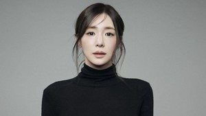 Tiffany Young tampil dengan turtle neck hitam dan denim dalam potret resminya buat agensi baru. (Foto: dok. Pacific Music Group Korea)