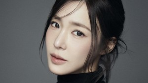 Dalam warna kalem tanpa aksen pink dan warna cerah lainnya, Tiffany Young tetap terlihat cantik memesona. (Foto: dok. Pacific Music Group Korea)