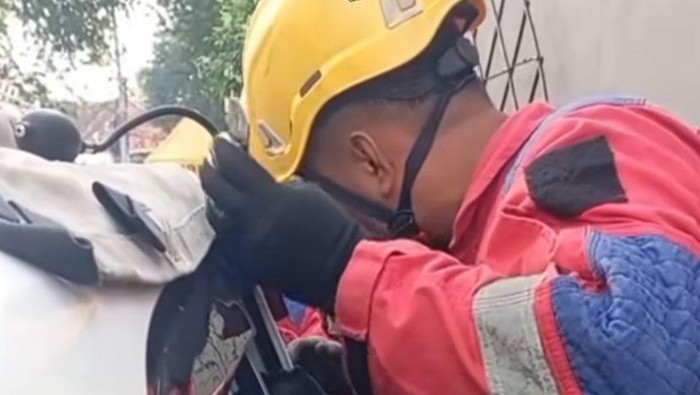 Tim Damkar evakuasi bayi yang terkunci dalam mobil