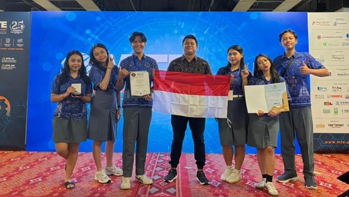 Tim PALMORA ekskul KISS Smansa Denpasar meraih medali emas dalam ajang Malaysia Thecnology Expo (MTE) 2026. (Foto: Dok. Istimewa)
