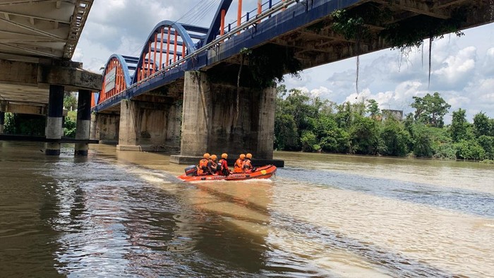 Tim SAR melakukan pencarian terhadap siswi SMP di OKU Timur yang tenggelam di sungai Komering.