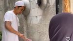 Jauh dari Hiruk Pikuk, Boby Tince Nikmati Masak Bareng Ibu di Desa