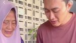 Jauh dari Hiruk Pikuk, Boby Tince Nikmati Masak Bareng Ibu di Desa