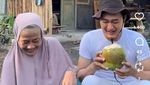 Jauh dari Hiruk Pikuk, Boby Tince Nikmati Masak Bareng Ibu di Desa