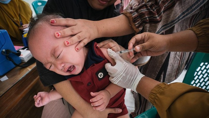 Tenaga medis memberi imunisasi kepada bayi di Posyandu Mawar Putih, Kelurahan Rahandouna, Kota Kendari, Sulawesi Tenggara, Senin (20/4/2026). Pemprov Sulawesi Tenggara mencatat tingkat prevalensi stunting di wilayah itu berada dikisaran 26,1 persen dan ditargetkan turun sebesar lima persen pada 2026 melalui pendekatan penanganan medis yang dipicu faktor kesehatan serta edukasi pola makan bergizi seimbang. ANTARA FOTO/Andry Denisah/kye