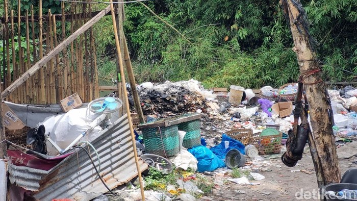 Tumpukan residu sampah di sisi selatan TPS3R Sokowaten, Tamanan, Banguntapan, Bantul.