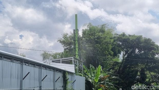 TPS3R Sokowaten Bantul Corong asap pembakaran mesin insenerator, tampak asap yang keluar berwarna putih.