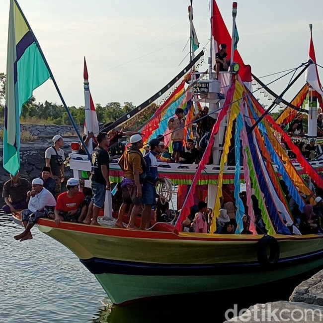 Ngater Kajien, Tradisi Ratusan Warga Gili Ketapang Antar Jemaah Haji dengan Perahu Hias