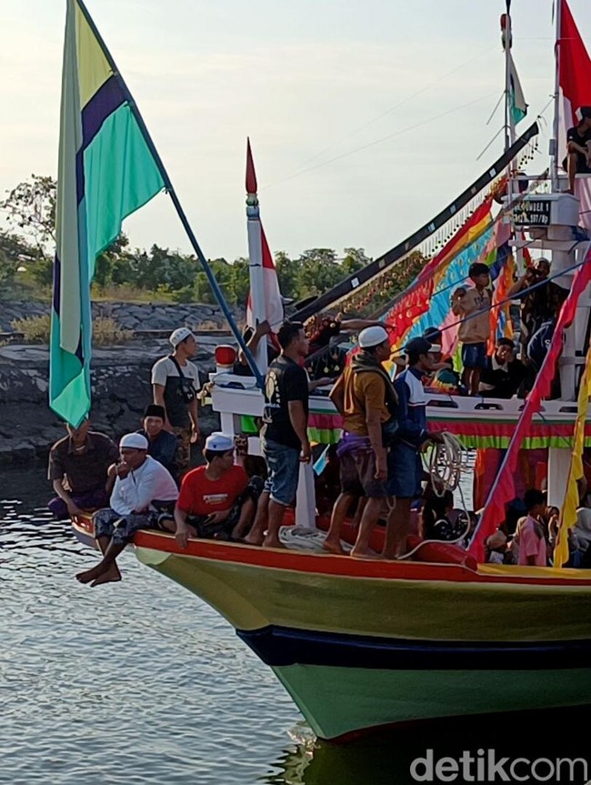 Ngater Kajien, Tradisi Ratusan Warga Gili Ketapang Antar Jemaah Haji dengan Perahu Hias