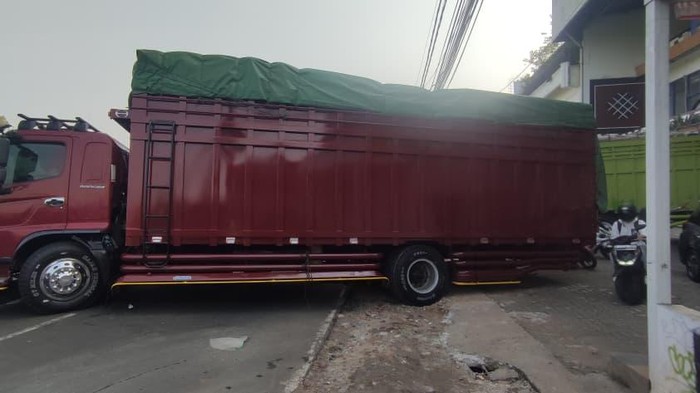 Truk kejeblos got hingga melintang di tengah jalan kawasan Pondok Cabe, Tangsel, Selasa (21/4/2026) pagi mengakibatkan lalu lintas macet.