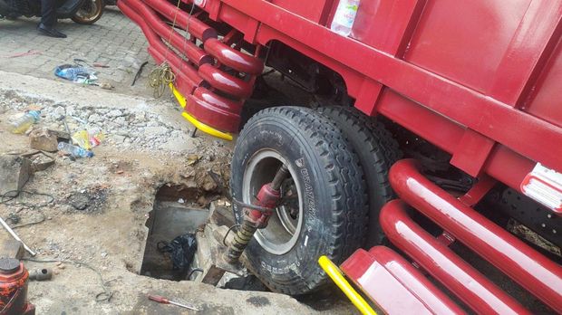 Truk kejeblos got hingga melintang di tengah jalan kawasan Pondok Cabe, Tangsel, Selasa (21/4/2026) pagi mengakibatkan lalu lintas macet.