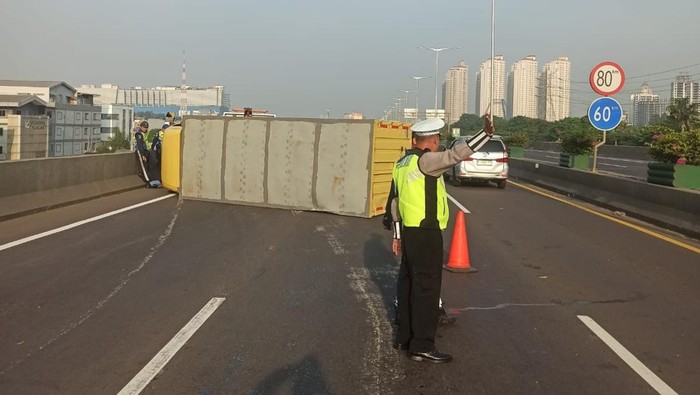 Truk terguling melintang di Tol Wiyotowiyono arah Cawang. Lalu lintas (lalin) menjelang lokasi macet. (Dok TMC Polda Metro).