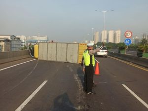 Video Truk Terguling di Tol Wiyoto Wiyono Bikin Macet, Kini Sudah Dievakasi