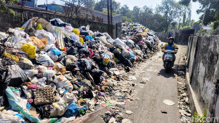 Tumpukan sampah di Jalan Makam Caringin, Bandung