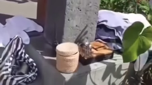 Sejumlah barang hotel di Ubud yang diambil rombongan turis India, termasuk set alat makan.