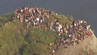 Mencekam, Ratusan Turis Terjebak Baku Tembak Saat Berburu Sunrise