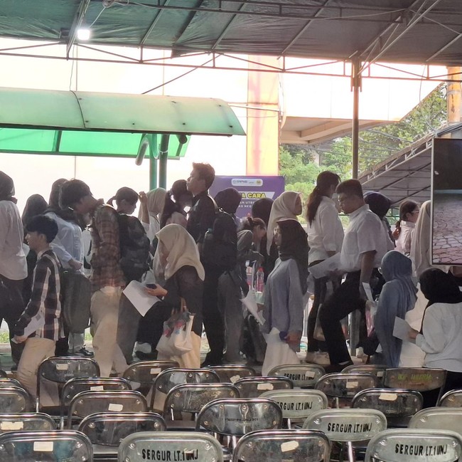 Hari Pertama UTBK 2026 di UNJ: Peserta Datang Subuh-Orang Tua Setia Menanti