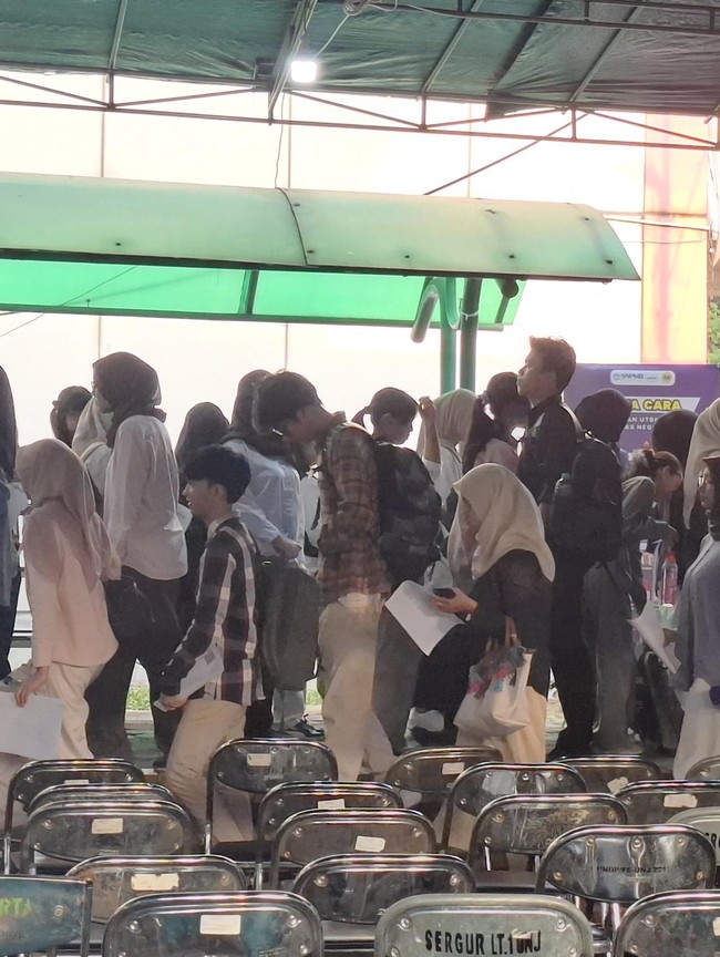 Hari Pertama UTBK 2026 di UNJ: Peserta Datang Subuh-Orang Tua Setia Menanti