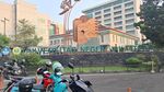 Hari Pertama UTBK 2026 di UNJ: Peserta Datang Subuh-Orang Tua Setia Menanti