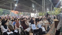 Sebelum masuk ke ruang ujian, peserta menunggu terlebih dahulu di ruang tunggu. Selama itu, mereka diajak panitia untuk memastikan lokasi dan dokumen administrasi seperti kartu ujian dan kartu identitas. Foto: Cicin Yulianti/detikcom