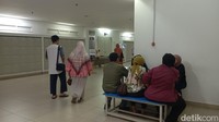 Sementara itu, para orang tua atau pengantar menunggu di luar ruangan. Foto: (NIkita Rosa Damayanti/detikcom)