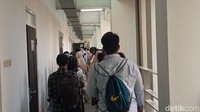 Lokasi UTBK SNBT di UI berpusat di Fakultas Rumpun Ilmu Kesehatan. Berdasarkan pantauan detikEdu, peserta sudah mengantre untuk masuk ruang ujian mulai pukul 06.00 WIB. Para orang tua juga terlihat menunggu di luar kawasan ujian. Foto: (Nikita Rosa Damayanti/detikcom)