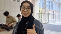 Salah satu peserta UTBK di UI pada sesi pertama ini, Aulia, mengatakan dirinya sampai menyewa penginapan karena jarak lokasi UTBK yang jauh dari rumahnya. Dari penginapan karena lumayan jauh dari rumah, ujarnya kepada detikEdu. Sebelum memasuki ruang ujian, Aulia berpesan kepada sesama pejuang UTBK 2026 untuk tetap semangat. Pokoknya semangat yang tenang gimanapun hasilnya berarti itu yang terbaik, pesannya.Foto: (NIkita Rosa Damayanti/detikcom)